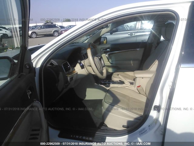 3LNDL2L37CR829030 - 2012 LINCOLN MKZ HYBRID WHITE photo 5