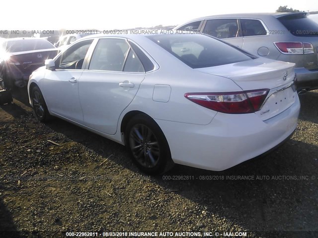 4T1BF1FK0HU270139 - 2017 TOYOTA CAMRY LE/XLE/SE/XSE 白色 照片 3