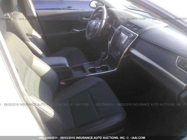 4T1BF1FK0HU270139 - 2017 TOYOTA CAMRY LE/XLE/SE/XSE 白色 照片 5