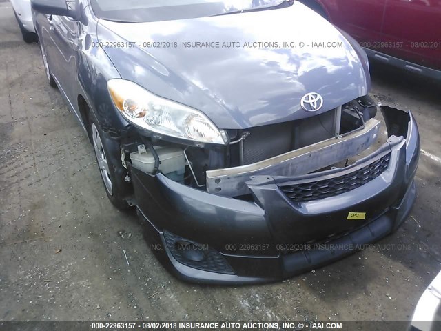 2T1KU4EEXAC456216 - 2010 TOYOTA COROLLA MATRIX  GRAY photo 6