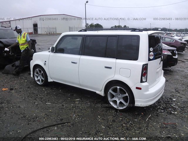 JTLKT324054027012 - 2005 TOYOTA SCION XB Weiß Foto 3