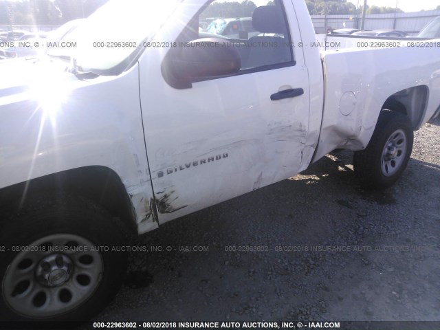 1GCEC14XX7Z636988 - 2007 CHEVROLET SILVERADO C1500 CLASSIC WHITE photo 6