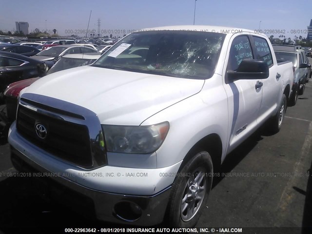 5TFEM5F16BX035630 - 2011 TOYOTA TUNDRA CREWMAX SR5 WHITE photo 2