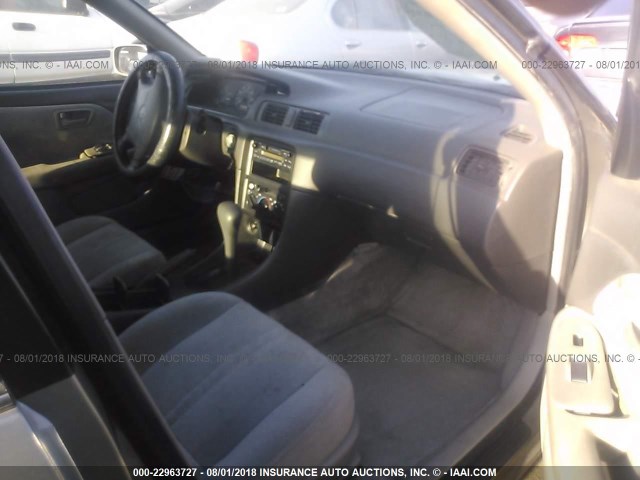 JT2BF22K9W0109933 - 1998 TOYOTA CAMRY CE/LE/XLE 灰色 照片 5