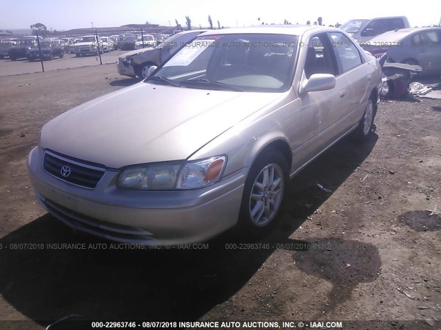 JT2BF22K110316485 - 2001 TOYOTA CAMRY CE/LE/XLE GOLD photo 2