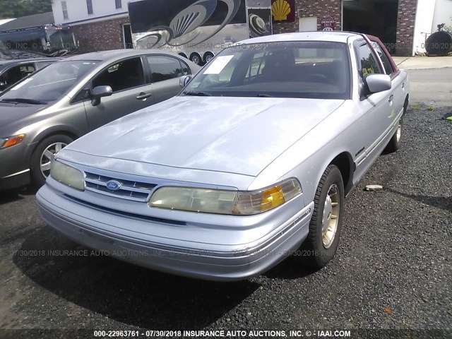 2FALP74W1SX135742 - 1995 FORD CROWN VICTORIA LX SILVER photo 2