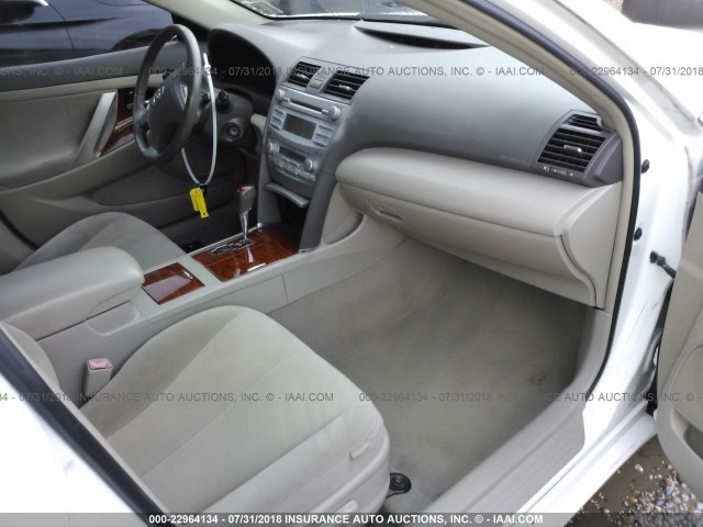 4T1BE46K09U813706 - 2009 TOYOTA CAMRY SE/LE/XLE თეთრი ფოტო 5