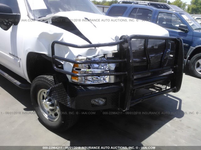 1GCHC23K58F108187 - 2008 CHEVROLET SILVERADO C2500 HEAVY DUTY WHITE photo 6