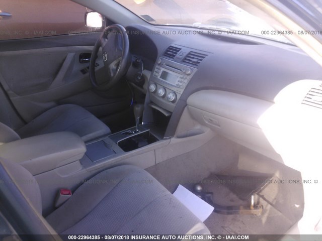 4T4BF3EK1BR090985 - 2011 TOYOTA CAMRY SE/LE/XLE შავი ფოტო 5