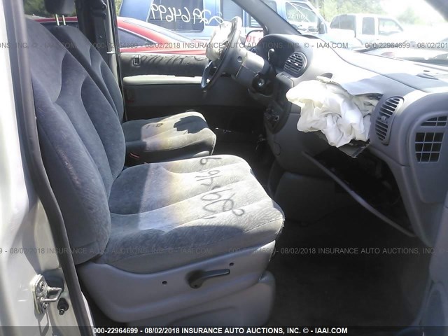 1B4GP45G0YB521157 - 2000 DODGE CARAVAN SE/SPORT SILVER photo 5