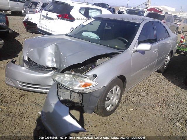 4T1BE32KX2U056223 - 2002 TOYOTA CAMRY LE/XLE/SE 银色 照片 2