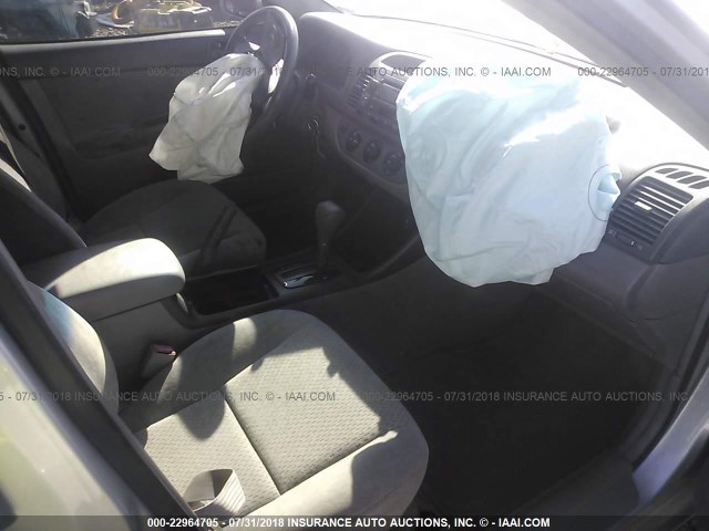 4T1BE32KX2U056223 - 2002 TOYOTA CAMRY LE/XLE/SE 银色 照片 5
