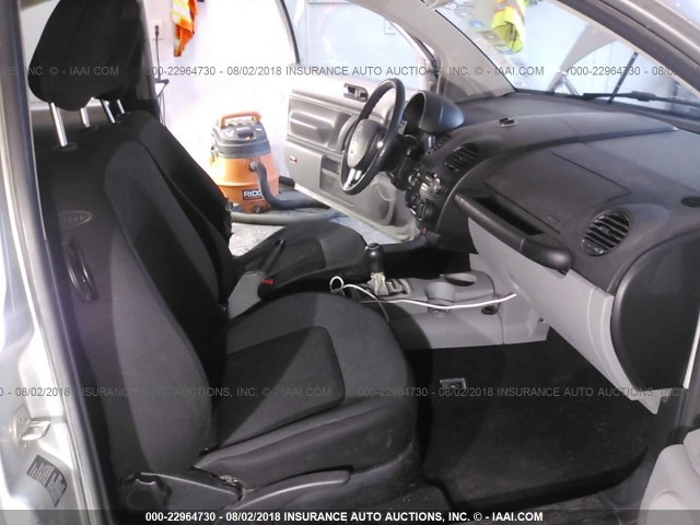 3VWBA21C4XM448661 - 1999 VOLKSWAGEN NEW BEETLE GL Gümüş foto 5