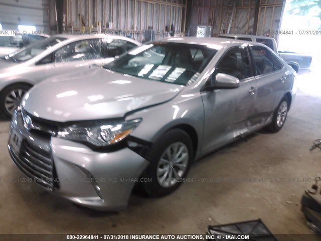 4T4BF1FK7GR535966 - 2016 TOYOTA CAMRY LE/XLE/SE/XSE GRAY photo 2
