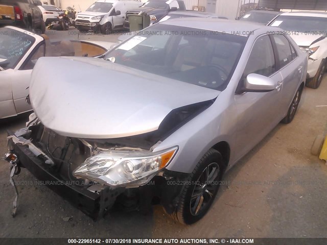 4T1BF1FK4DU645315 - 2013 TOYOTA CAMRY L/SE/LE/XLE 银色 照片 2