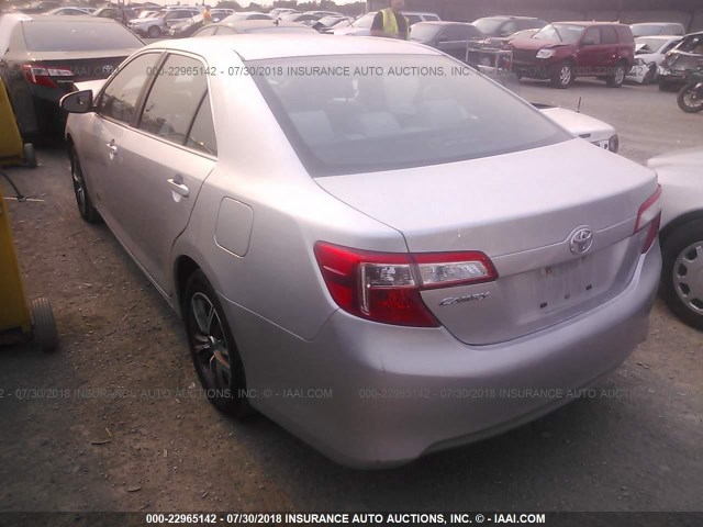 4T1BF1FK4DU645315 - 2013 TOYOTA CAMRY L/SE/LE/XLE 银色 照片 3