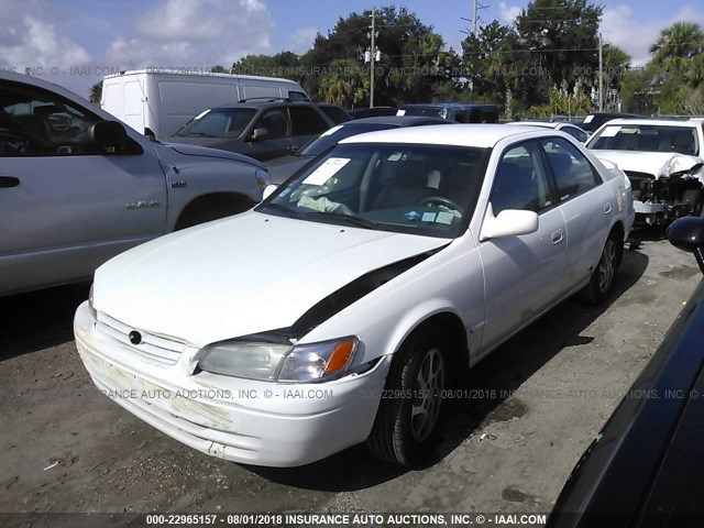 4T1BF22K0WU064098 - 1998 TOYOTA CAMRY CE/LE/XLE WHITE photo 2