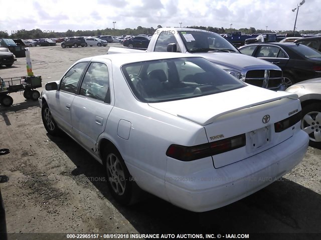 4T1BF22K0WU064098 - 1998 TOYOTA CAMRY CE/LE/XLE WHITE photo 3