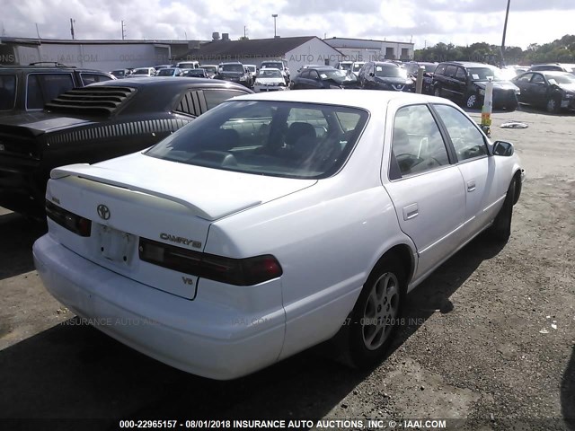 4T1BF22K0WU064098 - 1998 TOYOTA CAMRY CE/LE/XLE WHITE photo 4