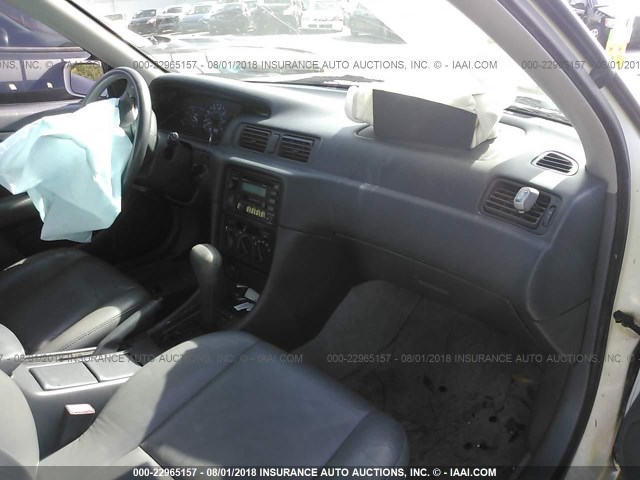 4T1BF22K0WU064098 - 1998 TOYOTA CAMRY CE/LE/XLE 白色 照片 5