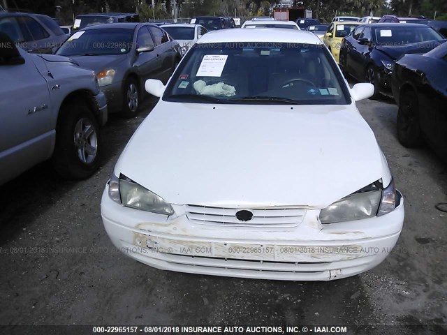 4T1BF22K0WU064098 - 1998 TOYOTA CAMRY CE/LE/XLE 白色 照片 6