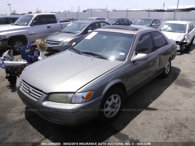 JT2BG22K2X0276956 - 1999 TOYOTA CAMRY LE/XLE GRAY photo 2