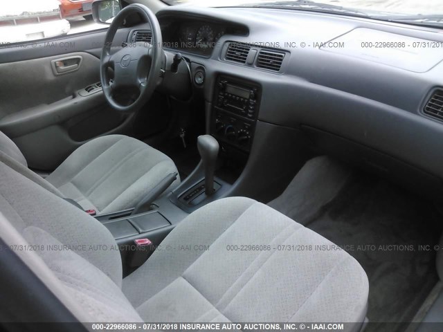 4T1BG22K9YU688093 - 2000 TOYOTA CAMRY CE/LE/XLE ნაცრისფერი ფოტო 5