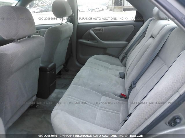 4T1BG22K9YU688093 - 2000 TOYOTA CAMRY CE/LE/XLE ნაცრისფერი ფოტო 8