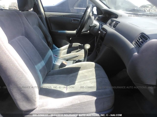 JT2BG22K0W0241864 - 1998 TOYOTA CAMRY CE/LE/XLE 灰色 照片 5