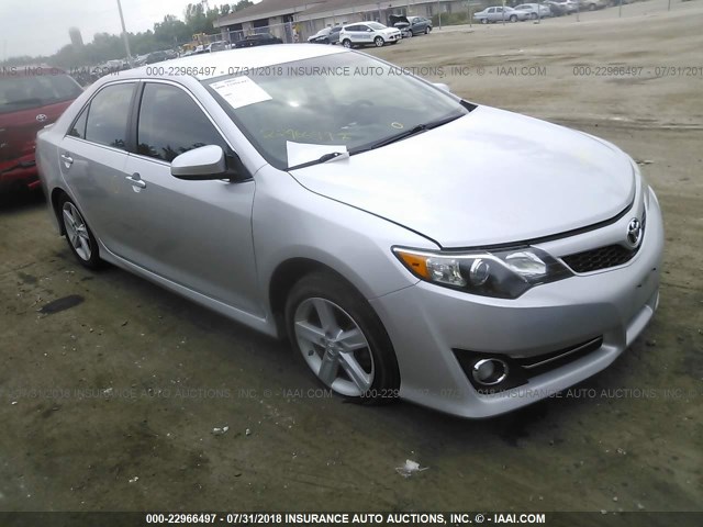 4T1BF1FK1DU701419 - 2013 TOYOTA CAMRY L/SE/LE/XLE 银色 照片 1