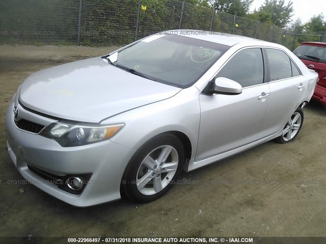 4T1BF1FK1DU701419 - 2013 TOYOTA CAMRY L/SE/LE/XLE 银色 照片 2