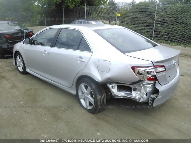 4T1BF1FK1DU701419 - 2013 TOYOTA CAMRY L/SE/LE/XLE 银色 照片 3