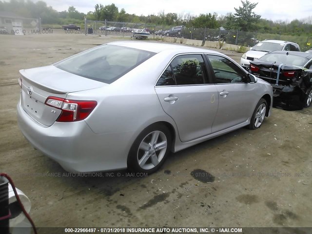 4T1BF1FK1DU701419 - 2013 TOYOTA CAMRY L/SE/LE/XLE 银色 照片 4