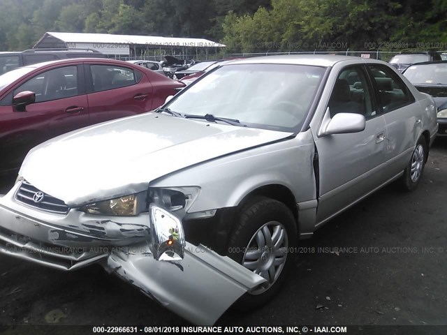 4T1BG28K6YU673350 - 2000 TOYOTA CAMRY CE/LE/XLE ვერცხლისფერი ფოტო 2