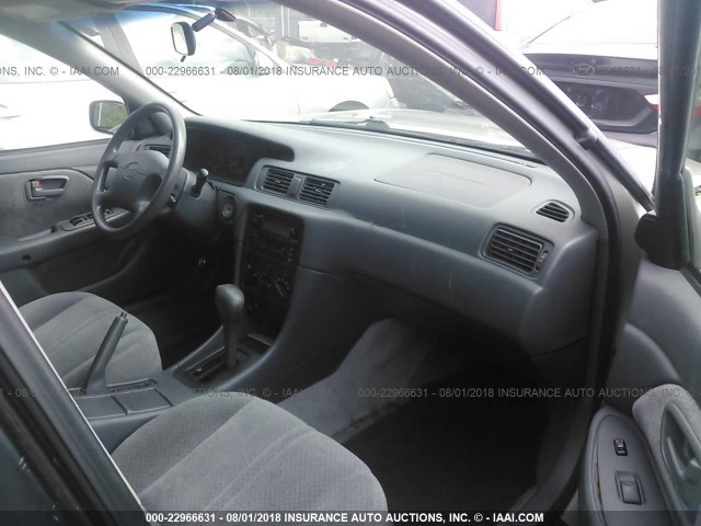 4T1BG28K6YU673350 - 2000 TOYOTA CAMRY CE/LE/XLE ვერცხლისფერი ფოტო 5