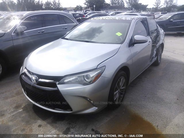 4T1BF1FK7GU122388 - 2016 TOYOTA CAMRY LE/XLE/SE/XSE SILVER photo 2