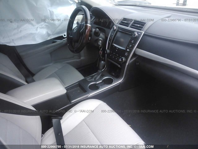 4T1BF1FK7GU122388 - 2016 TOYOTA CAMRY LE/XLE/SE/XSE SILVER photo 5