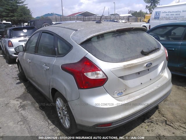 1FAHP3K23CL136324 - 2012 FORD FOCUS SE SILVER photo 3