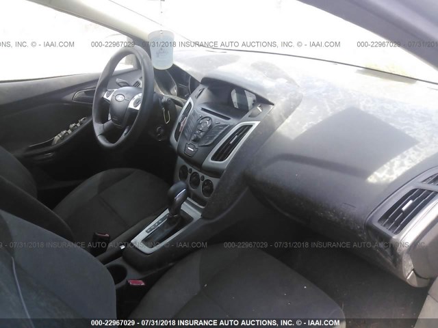 1FAHP3K23CL136324 - 2012 FORD FOCUS SE SILVER photo 5