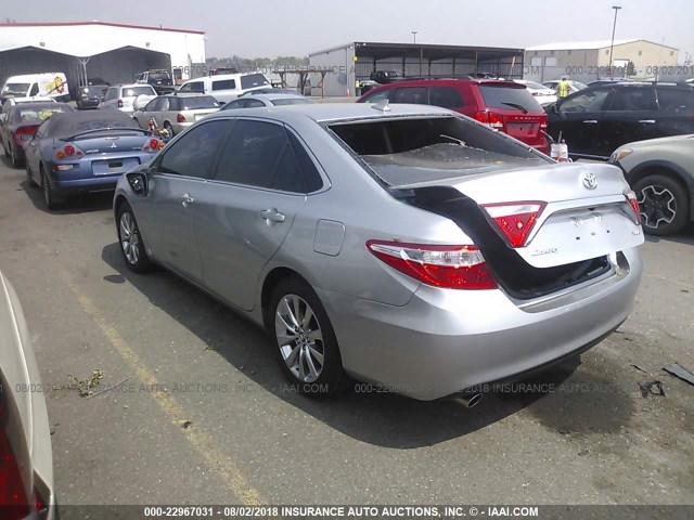 4T1BK1FK1FU566702 - 2015 TOYOTA CAMRY XSE/XLE SILVER photo 3