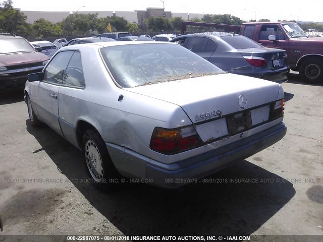 WDBEA50D7JA777787 - 1988 MERCEDES-BENZ 300 CE SILVER photo 3