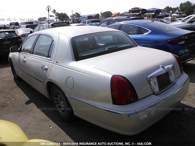 1LNHM83W9YY935046 - 2000 LINCOLN TOWN CAR CARTIER CREAM photo 3