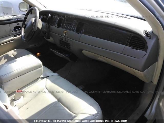 1LNHM83W9YY935046 - 2000 LINCOLN TOWN CAR CARTIER CREAM photo 5