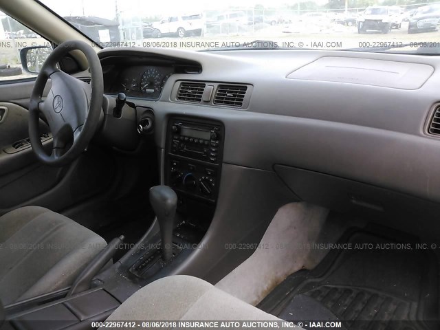 4T1BG22K51U812706 - 2001 TOYOTA CAMRY CE/LE/XLE 绿色 照片 5