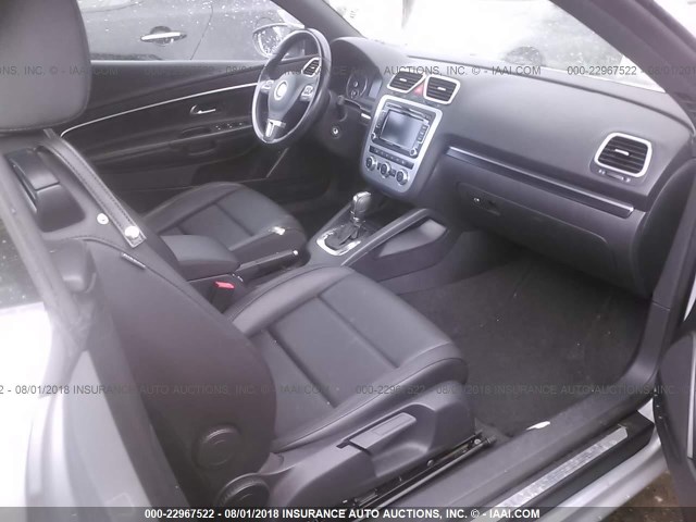 WVWBW8AH5DV001292 - 2013 VOLKSWAGEN EOS KOMFORT/SPORT 银色 照片 5