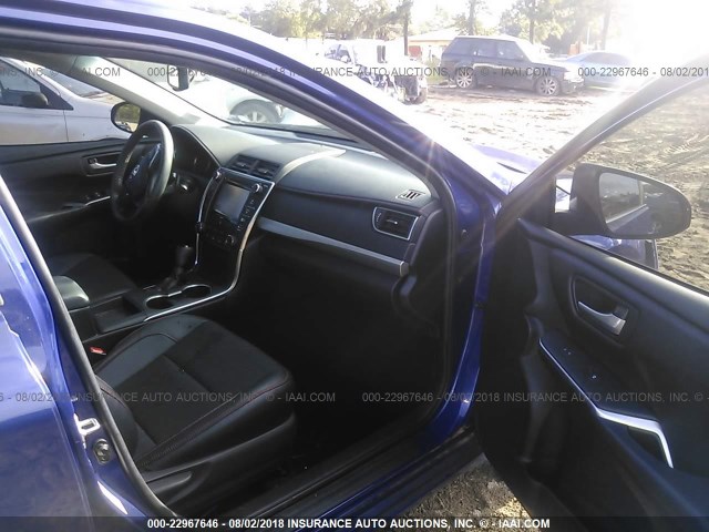 4T1BF1FKXGU587201 - 2016 TOYOTA CAMRY LE/XLE/SE/XSE BLUE photo 5