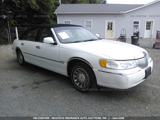 1LNHM82W5YY801331 - 2000 LINCOLN TOWN CAR SIGNATURE WHITE photo 1