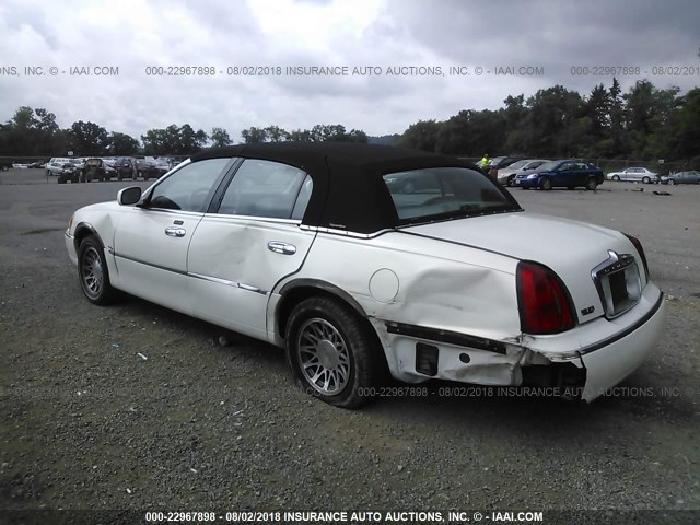 1LNHM82W5YY801331 - 2000 LINCOLN TOWN CAR SIGNATURE WHITE photo 3