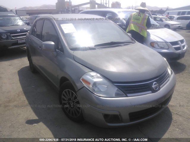 3N1BC11E98L351815 - 2008 NISSAN VERSA S/SL SILVER photo 1