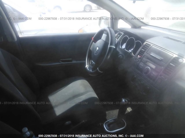 3N1BC11E98L351815 - 2008 NISSAN VERSA S/SL SILVER photo 5